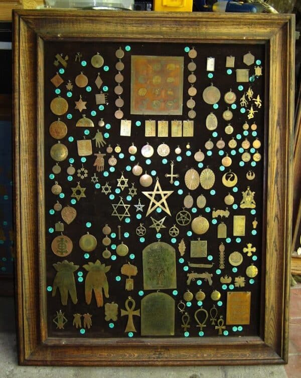 AMULETY I SYMBOLE - Wszystkie amulety magiczne z Pracowni Mistrza Kilińskiego w Warszawie - DOM MAGII.                                                                  Tu zamieszczamy zdjęcia wszystkich obiektów wystawionych w galerii Lapidarium na Starym Mieście w Warszawie. Ciekawsze  pozycje wystawiamy w sklepie internetowym oraz  Allegro i Ebay.