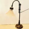 Lampa biurkowa ze szklanym kloszem