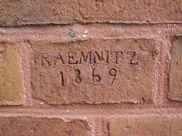 VARIA - Cegły z sygnaturami.                                                      Tu zamieszczamy zdjęcia wszystkich obiektów wystawionych w galerii Lapidarium na Starym Mieście w Warszawie. Ciekawsze  pozycje wystawiamy w sklepie internetowym oraz  Allegro i Ebay.