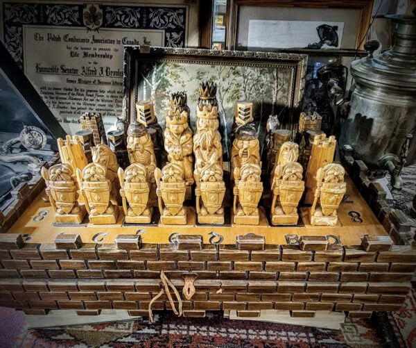 Wielkie rzezbione w drewnie szachy z figurami rycerzy ok.1970. Figury rzezbione w drewnie lipowym, szachownica przypomina baszte zamkowa . Stan barzdo dobry. Wymiary : szachownica ok.78 cmx78 cm , figury od 11 cm do 20 cm .