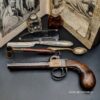 Pistolet podróżny  z akcesoriami w wydrążonej książce , XIX w. - obrazek 6