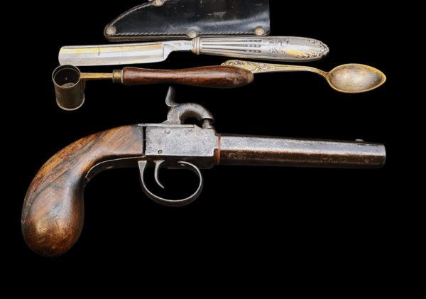 Pistolet podróżny  z akcesoriami w wydrążonej książce , XIX w. - obrazek 8