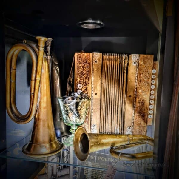 SZTUKA UŻYTKOWA - Instrumenty muzyczne i maszyny grające. Tu zamieszczamy zdjęcia wszystkich obiektów wystawionych w galerii Lapidarium na Starym Mieście w Warszawie. Ciekawsze pozycje wystawiamy w sklepie internetowym oraz Allegro i Ebay.