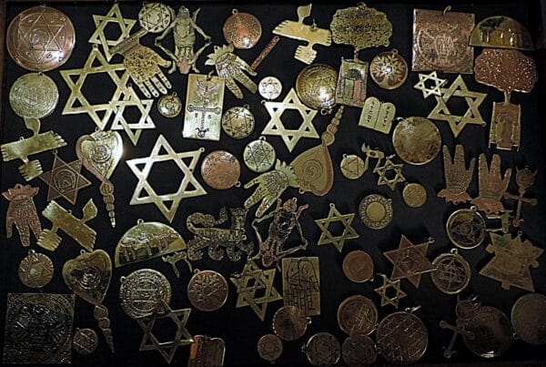 AMULETY I SYMBOLE - Judaika.         Tu zamieszczamy wszystkie zdjęcia i informacje o wybranej grupie amuletów. Ciekawsze  pozycje wystawiamy w sklepie internetowym oraz  Allegro i Ebay.