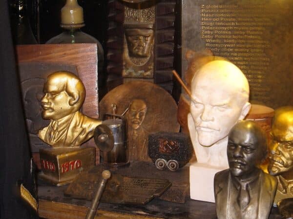 HISTORIA - Propagandowe. Tu zamieszczamy zdjęcia wszystkich obiektów wystawionych w galerii Lapidarium na Starym Mieście w Warszawie. Ciekawsze  pozycje wystawiamy w sklepie internetowym oraz  Allegro i Ebay.