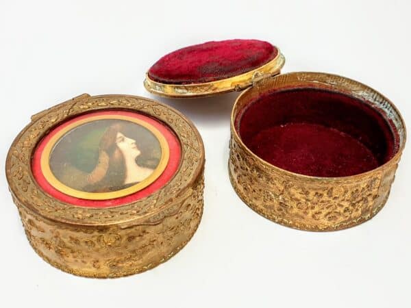 SZTUKI PIĘKNE - Miniatury.                                                                    Tu zamieszczamy zdjęcia wszystkich obiektów wystawionych w galerii Lapidarium na Starym Mieście w Warszawie. Ciekawsze  pozycje wystawiamy w sklepie internetowym oraz  Allegro i Ebay.