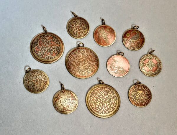 AMULETY I SYMBOLE - Skandynawskie, Celtyckie. Tu zamieszczamy zdjęcia wszystkich obiektów wystawionych w galerii Lapidarium na Starym Mieście w Warszawie. Ciekawsze  pozycje wystawiamy w sklepie internetowym oraz  Allegro i Ebay.