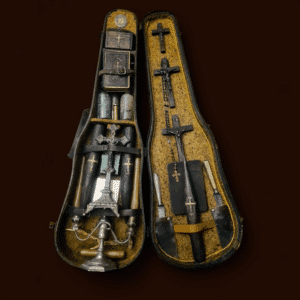 Zestaw narzędzi i akcesoriów do zabijania wampirów . Polska XIX-XX w.