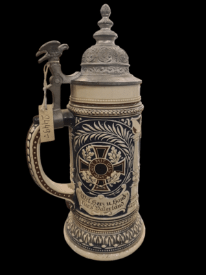 Militarny, bogato zdobiony kufel fajansowy do piwa z okresu Ip. XX w. Niemcy...