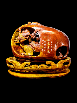 Pokazna rzezba z kamienia  na podstawce drewnianej - żółw w jaju , Chiny I p.XX w.