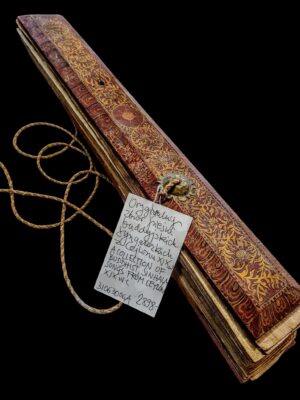 Antyczny drewniany moduł lub pudełko z buddyjskimi pieśniami, widok z przodu i z boku na ciemnym tle.