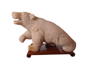 XIX-wieczna rzeźba z alabastru przedstawiająca niedźwiadka polarnego na drewnianej podstawce