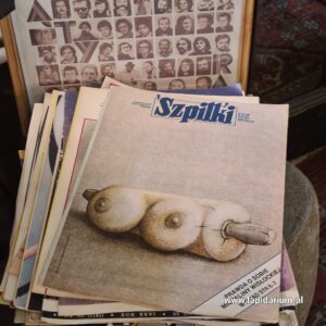 Tygodnik Szpilki z lat 70. XX wieku z widocznym odręcznym podpisem rysownika Jacka Kilińskiego