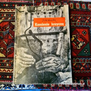 Okładka albumu prac 'Kamienie krzyczą' z wstrząsającymi dziełami o tematyce wojennej