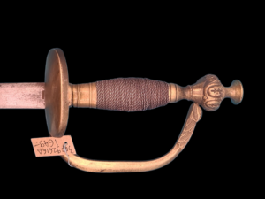 Antyczna, historyczna szpada kolekcjonerska na tle neutralnym, widoczne detale rękojeści i klingi.