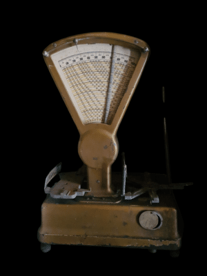 Stara mosiężna waga sklepowa z tarczą i szalką, pochodząca z Niemiec z początku XX wieku.