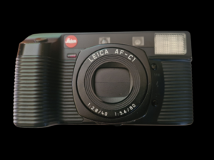 Kolekcjonerski aparat fotograficzny marki Leica model AF-C1 IIp na tle ciemnego tła