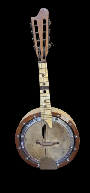 Vintage banjo z Niemiec z XX wieku, instrument w dobrym stanie kolekcjonerskim na tle neutralnym.