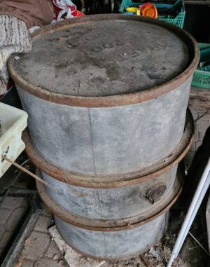 Oryginalna metalowa beczka paliwowa Wehrmacht 200 litrów z okresu II wojny światowej z widocznymi napisami
