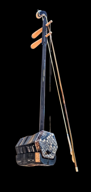 Chiński tradycyjny instrument smyczkowy z XX wieku, drewniany, w doskonałym stanie.