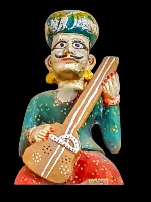 Kolorowa drewniana rzeźba przedstawiająca grającego Hindusa w tradycyjnym stroju, Indie XX wiek