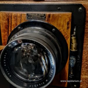 Duży, drewniany aparat skrzynkowy polskiej marki Stanisław Bater z Warszawy z początku XX wieku