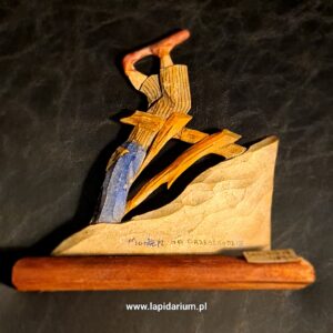 Drewniana figurka antysemicka Mosiek na przeszkodzie z Zakopanego, pamiątka z okresu II wojny światowej