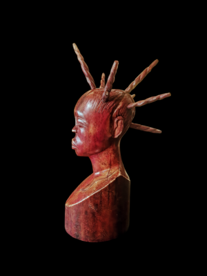 XIX-wieczna figurka Ekoi z kła słoniowego przedstawiająca kobietę z dredami, pokryta czerwoną patyną.