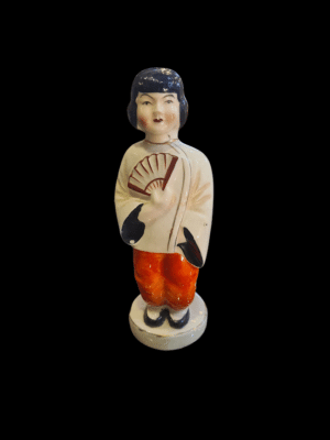Japońska porcelanowa figurka z XX wieku przedstawiająca kobietę z wachlarzem, służąca jako pojemnik na pałeczki.