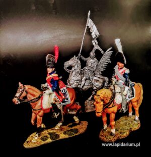 Kolekcja antycznych cynowych figurek konnych przedstawiających żołnierzy w historycznych umundurowaniach.