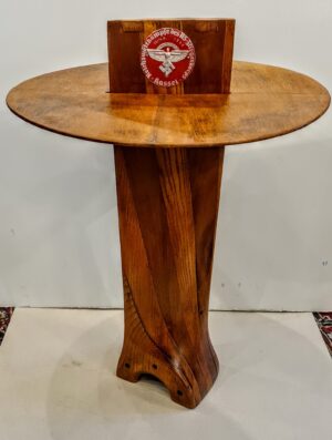 Fragment drewnianego śmigła lotniczego z II wojny światowej z plakietką NSKK, wykorzystany jako blat stolika