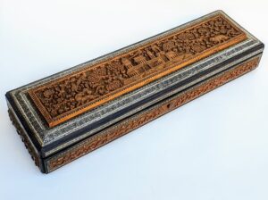 XIX-wieczna inkrustowana kaseta z Kaszmiru, drewno rzeźbione z dekoracją z macicy perłowej i kości