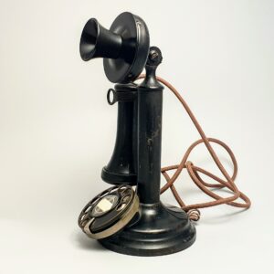 Jeden z pierwszych telefonów - amerykański antyk techniczny z początków ery telekomunikacji