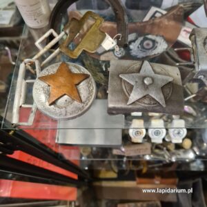 Oryginalne klamry Wehrmacht i NSDAP z okresu III Rzeszy z nabitą czerwoną gwiazdą radziecką, relikt II wojny światowej