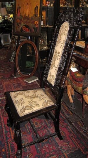 Oryginalne czarne krzesło gdańskie z rzeźbionego dębu, XX wiek, widok z przodu