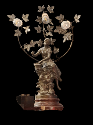 Secesyjna lampa z mosiądzu z postacią kobiety oplecionej winoroślą, USA początek XX wieku