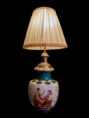 Lampa stołowa vintage z podstawą w formie białej wazy z niemieckiej porcelany na drewnianym stole.