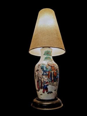 Kolekcjonerska chińska lampa stołowa z ręcznie malowanym wazonem z początku XX wieku, przedstawiającym scenę rodzajową.