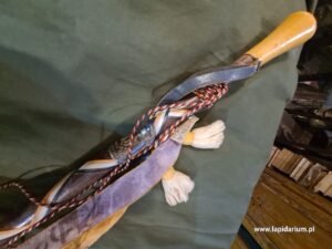 Oryginalna paradna laska kombatancka III Rzeszy z metalową plakietką, szarfami i ozdobnym sznurem