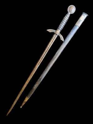 Oryginalny miecz paradny Luftwaffe z okresu III Rzeszy niemieckiej, długość około 95 cm, stalowe ostrze ze śladami korozji.