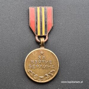 Miniatura radzieckiego medalu Za Zdobycie Berlina z 1945 roku, awers z napisem i datą.