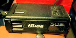 Ministrzynkowy aparat fotograficzny marki Kiew używany jako sprzęt szpiegowski, czarny, z pokrowcem.