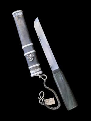 Mongolski nóż w zdobionej srebrem pochwie z srebrnym łańcuchem, rękojeść z czarnego dębu, ok. 30 cm długości.