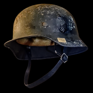 Niemiecki hełm stalowy z okresu II wojny światowej z widocznymi śladami białej farby maskującej na zimę