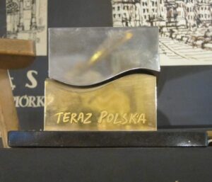 Oryginalna metalowa kostka z wygrawerowanym napisem Nagroda Teraz Polska, przedmiot kolekcjonerski
