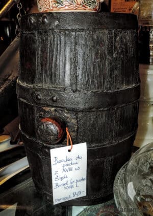Oryginalna drewniana XVIII-wieczna baryłka na proch strzelniczy z metalowymi okuciami, antyk z Dolnego Śląska