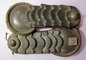 Oryginalne metalowe naramienniki oficerskie z okresu wojen napoleońskich na tle neutralnym