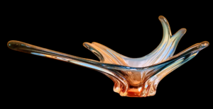 Antyczna patera ze szkła w stylu Moser, płaska misa na owoce z falistą krawędzią, lata 20./30. XX wieku.