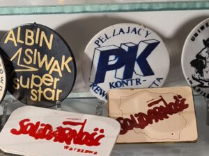 Oryginalna plakietka satyryczna z napisem Albin Siwak super star z okresu Solidarności, lata 80. XX wieku.