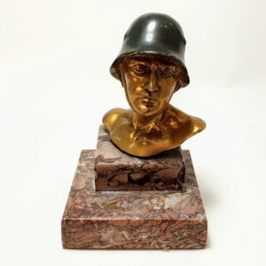 Pozłacane popiersie żołnierza niemieckiego w hełmie na marmurowej podstawce, obiekt z okresu II wojny światowej